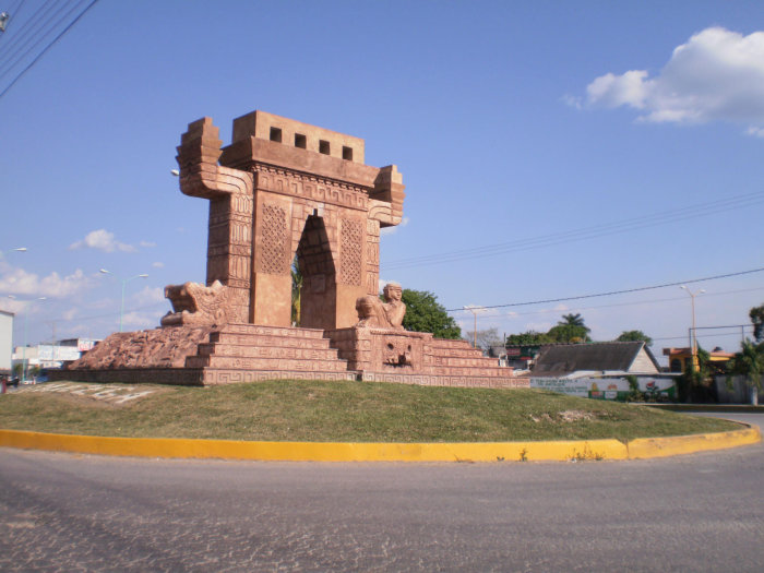 Monumento Puerta del Mundo Maya en Escárcega
