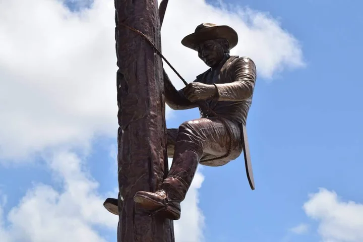 Monumento al Chiclero en la entrada de Escárcega